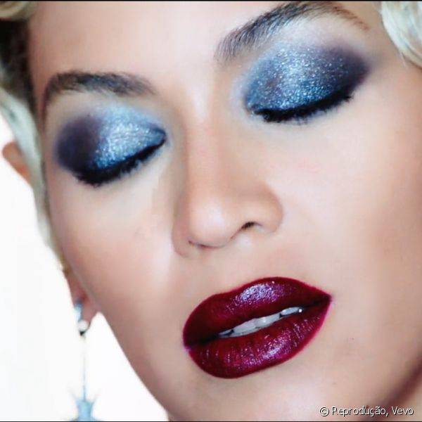 Nos olhos Beyoncé usou um esfumado que misturava preto e prata